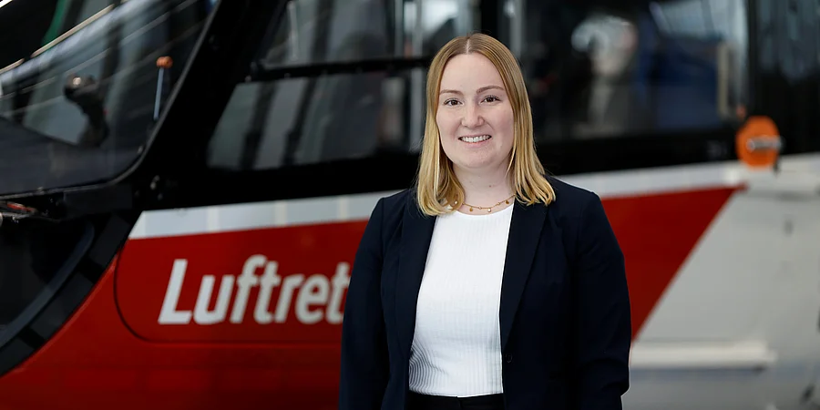 Portraitaufnahme von Nadine Maisenbacher, HR-Ansprechpartnerin für Verwaltung bei der DRF Luftrettung