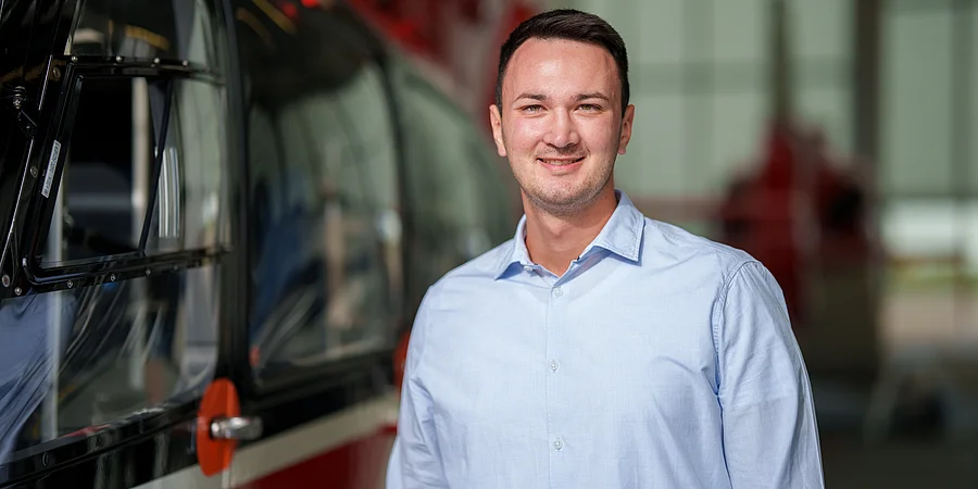 Portraitaufnahme von Elias Prestenbach, HR-Ansprechpartner für Ausbildung und Schülerpraktika bei der DRF Luftrettung